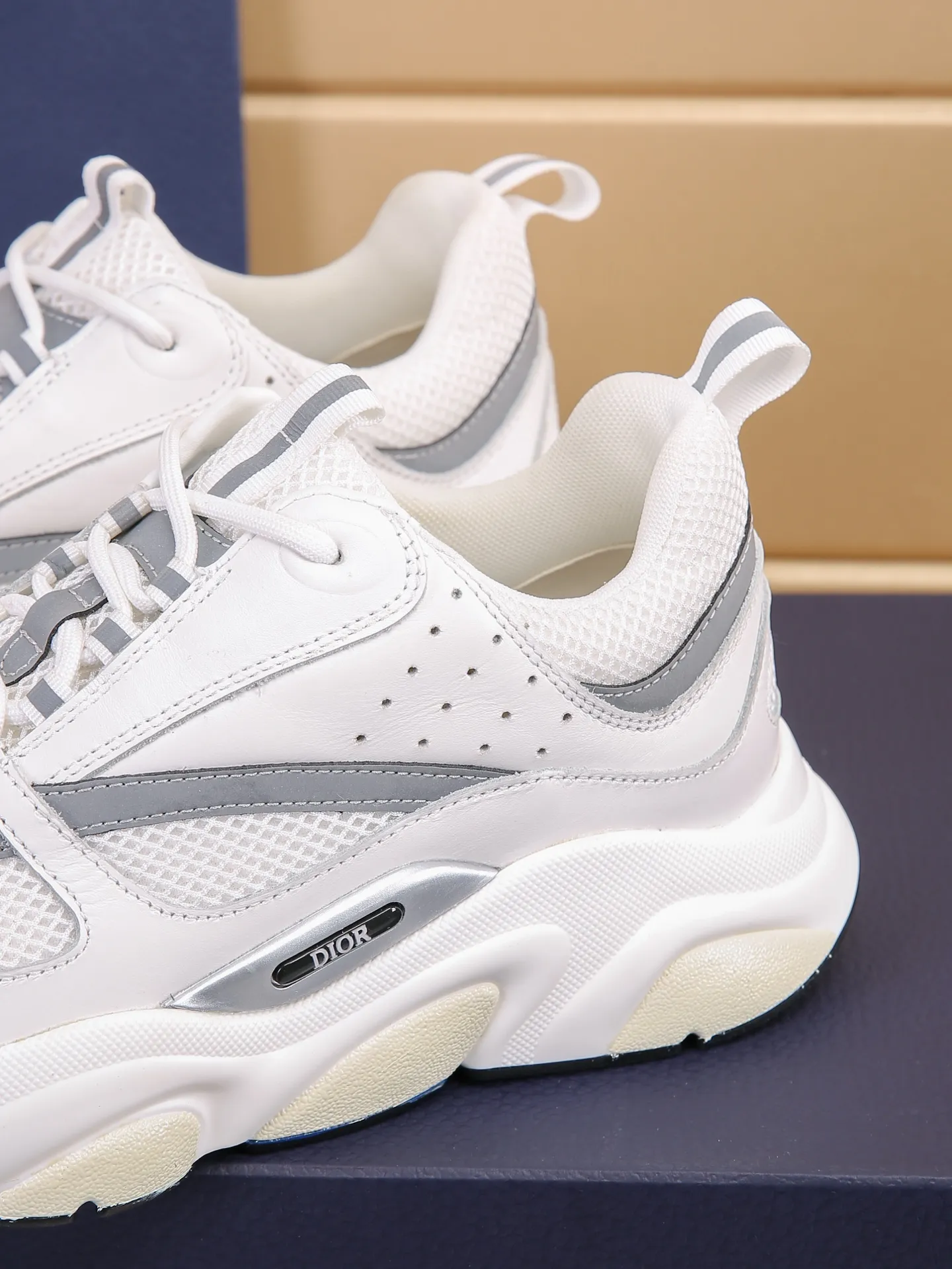 Factory price: 460💰Dior’s top version of D’s b22 men’s sports shoes. Inspired by retro running styles, the chunky low-top silhouette features gray calf leather and blue and white mesh fabric uppers, atop a black, white and blue engraved rubber sole. Nylon ribbon accents the blue mesh tongue and heel counter, and a "dio~" logo appears on the side. Pair it with a suit for a striking contrast and add a sportswear-chic edge to your look. The thick sole can be about 4cm~ Size: 38-45, [46, 47 customized]